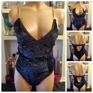 IJAK It's Just A Kiss Bodysuit Lingerie M. Black Velvet Convertible Straps NWT